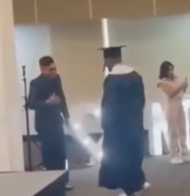 A los 41 años, Carmelo Valencia se graduó de bachiller